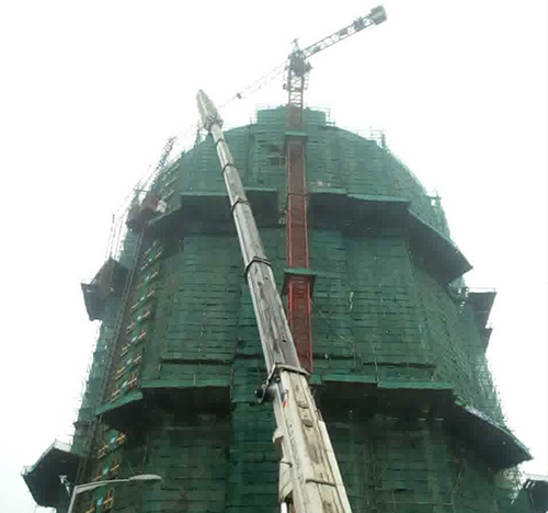 尤溪吊车在工地上作业